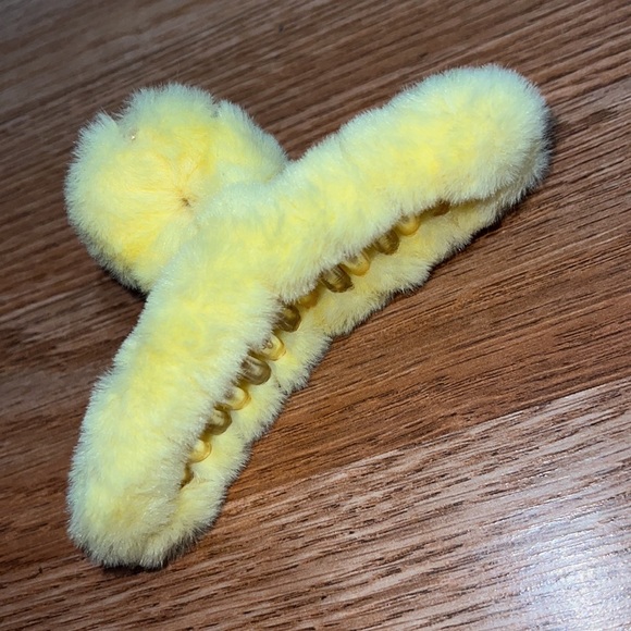 Fluffy Yellow Hair Clip - Picture 7 of 8
